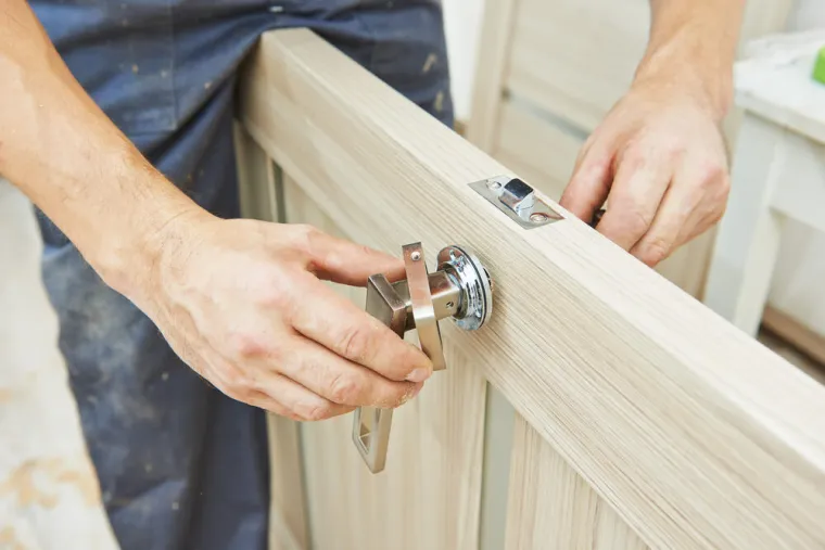 Serrure 3 points encastrable sur une porte d'entrée en bois, Amiens, A2M Serrurerie